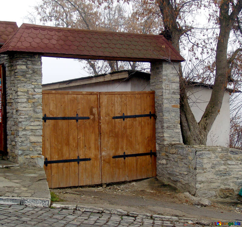 O portão de madeira no pátio com um telhado de telhas №346