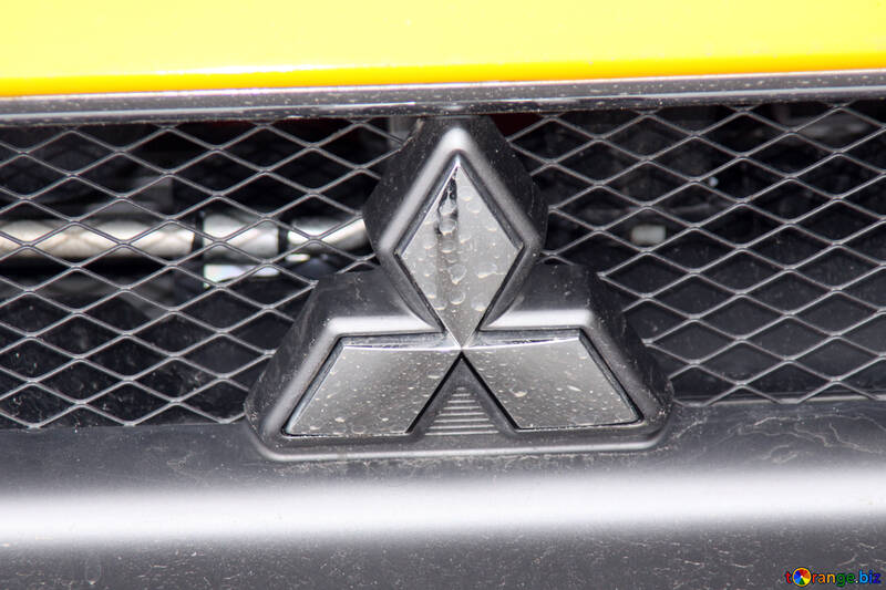 Емблема фірми Mitsubishi на капоті №897
