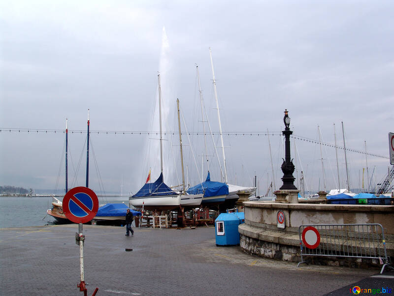 Yachts on the lake on the background of the fountain. Switzerland. Geneva. Quay Mont Blanc. №394