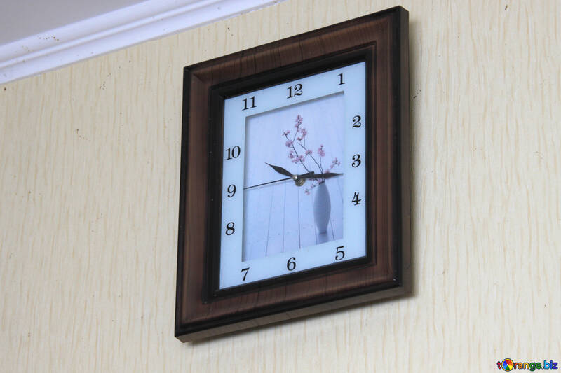 D`horloge sur le mur №784