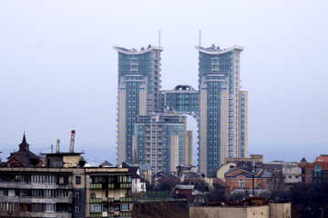 rascacielos en el fondo de las viejas casas progreso de la construcción  №1361