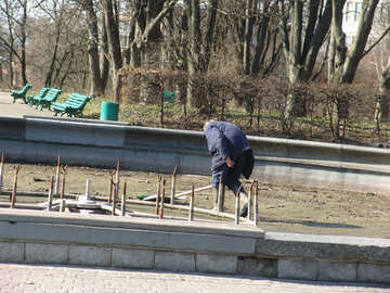 Ein Mann reinigt die Brunnen №1444