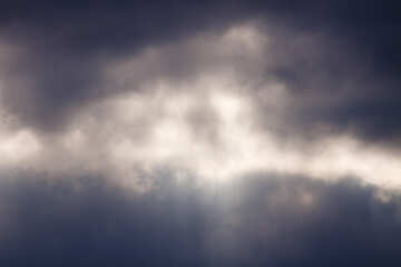 I raggi del sole attraverso le nuvole scure №1110
