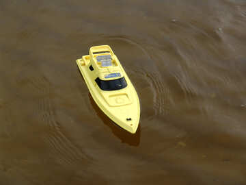 Spielzeug-Boot auf dem Wasser №1982