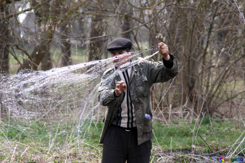 A man throws fishing net №1746