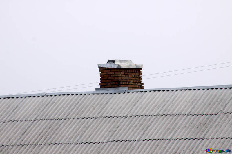 In mattoni camino sul tetto d`ardesia №1365