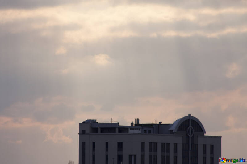  los rayos del sol sobre el edificio de la puesta del sol del amanecer  №1109