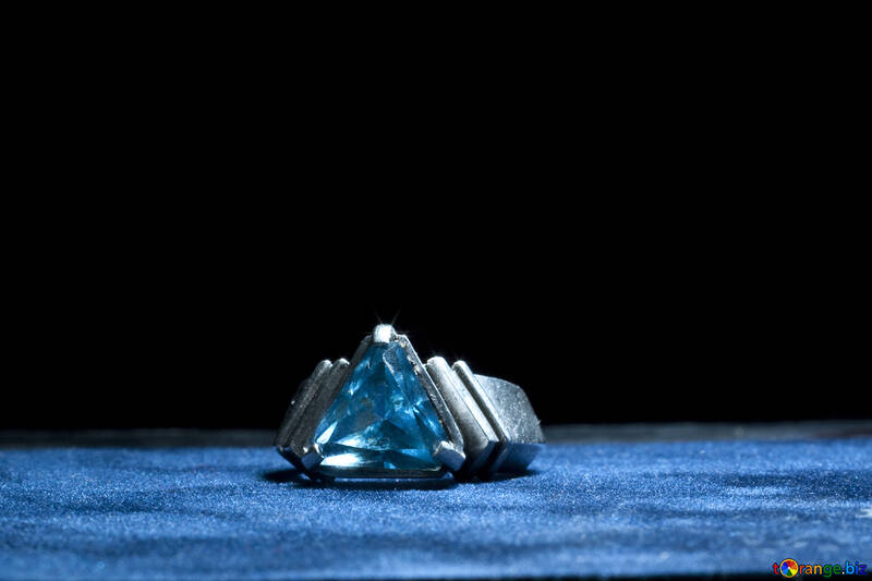 Anello con una pietra triangolare blu. №1320