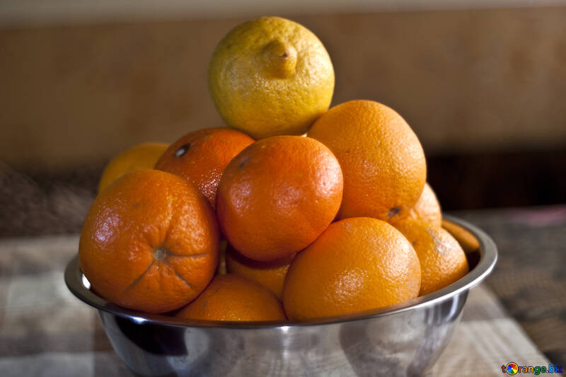 Orangen, Mandarinen, Zitronen in eine Schüssel auf den Tisch №1173
