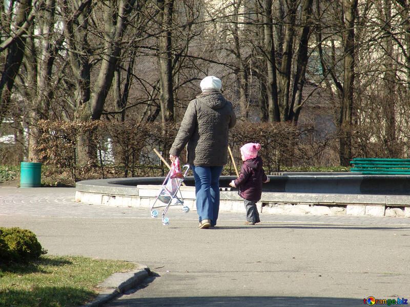 Una donna cammina con bambino №1446