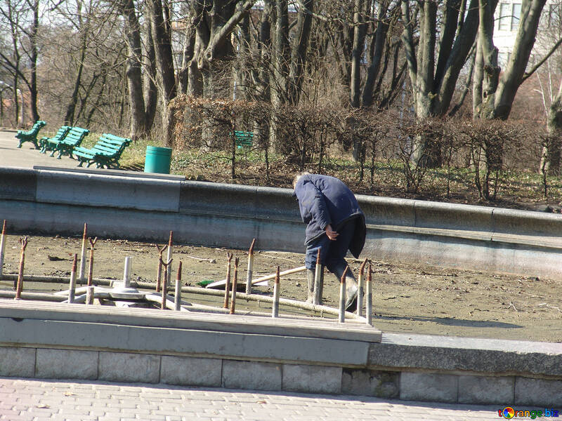 Ein Mann reinigt die Brunnen №1444