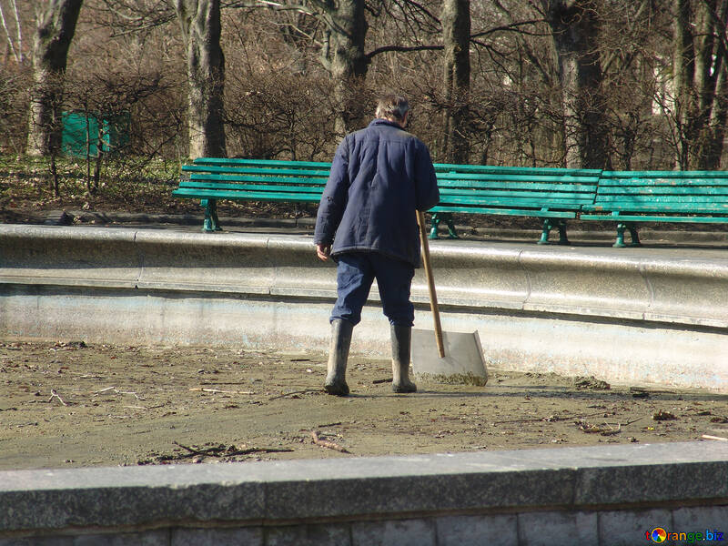 A man with shovel №1443