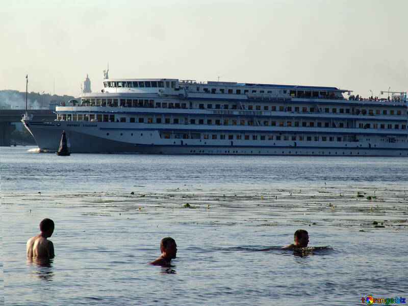 Der Swimming-Leute im Hintergrund ein Kreuzfahrtschiff №1986