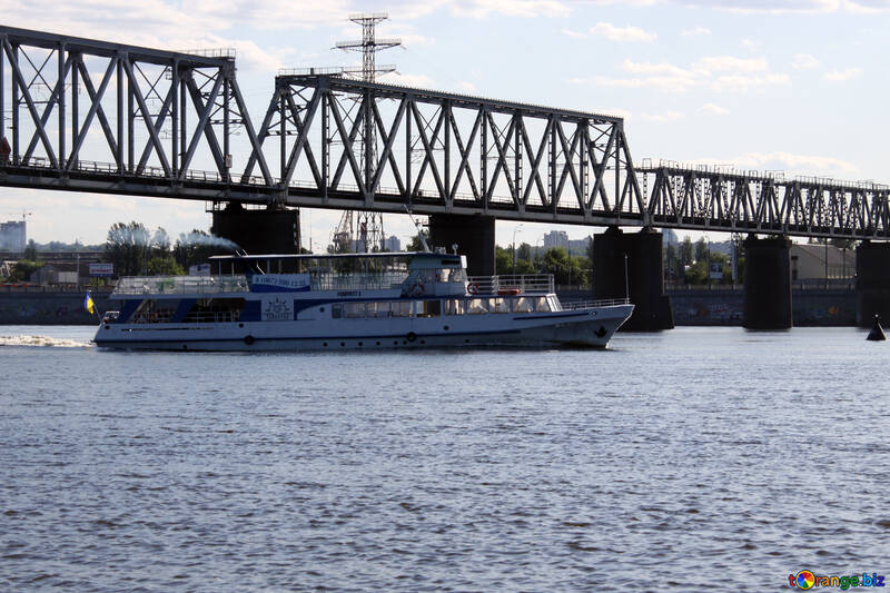 El barco bajo el puente ferroviario №1901
