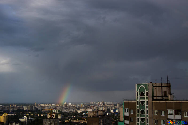Gewitterwolken und ein Regenbogen über die Stadt №1688