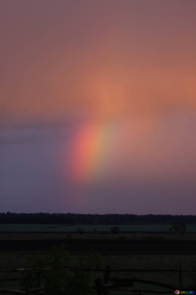 Ein Regenbogen in den stürmischen Himmel №1679