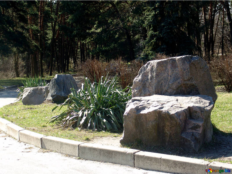  de piedras grandes en el jardín de piedras de canto rodado  №1403