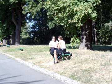 Дві дівчини в парку №10008