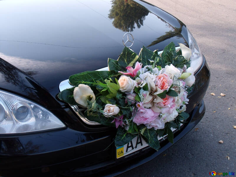 Blumenstrauß  an  Auto Haube №10090