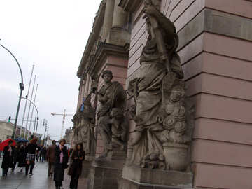Скульптури перед входом №11629