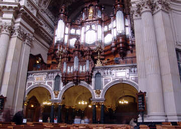Iglesia con un órgano №11597