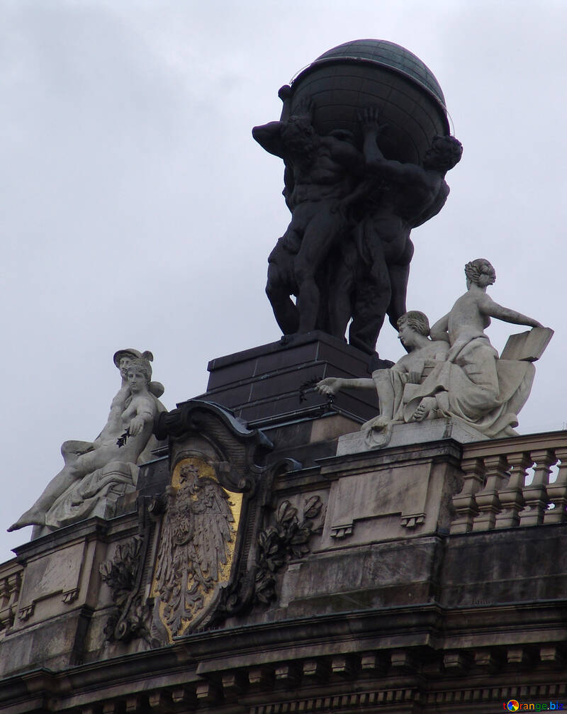 Ancient figures on the roof №11991