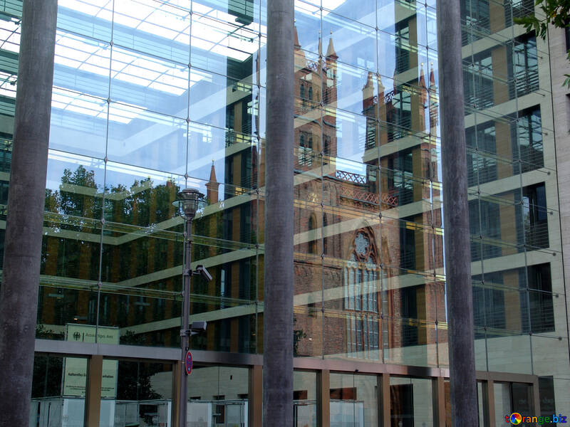 Die Reflexion eines alten Gebäudes in der Wolkenkratzer №11913