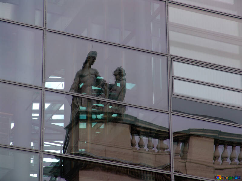 Reflexion von alten Skulpturen in das Hochhaus №11923