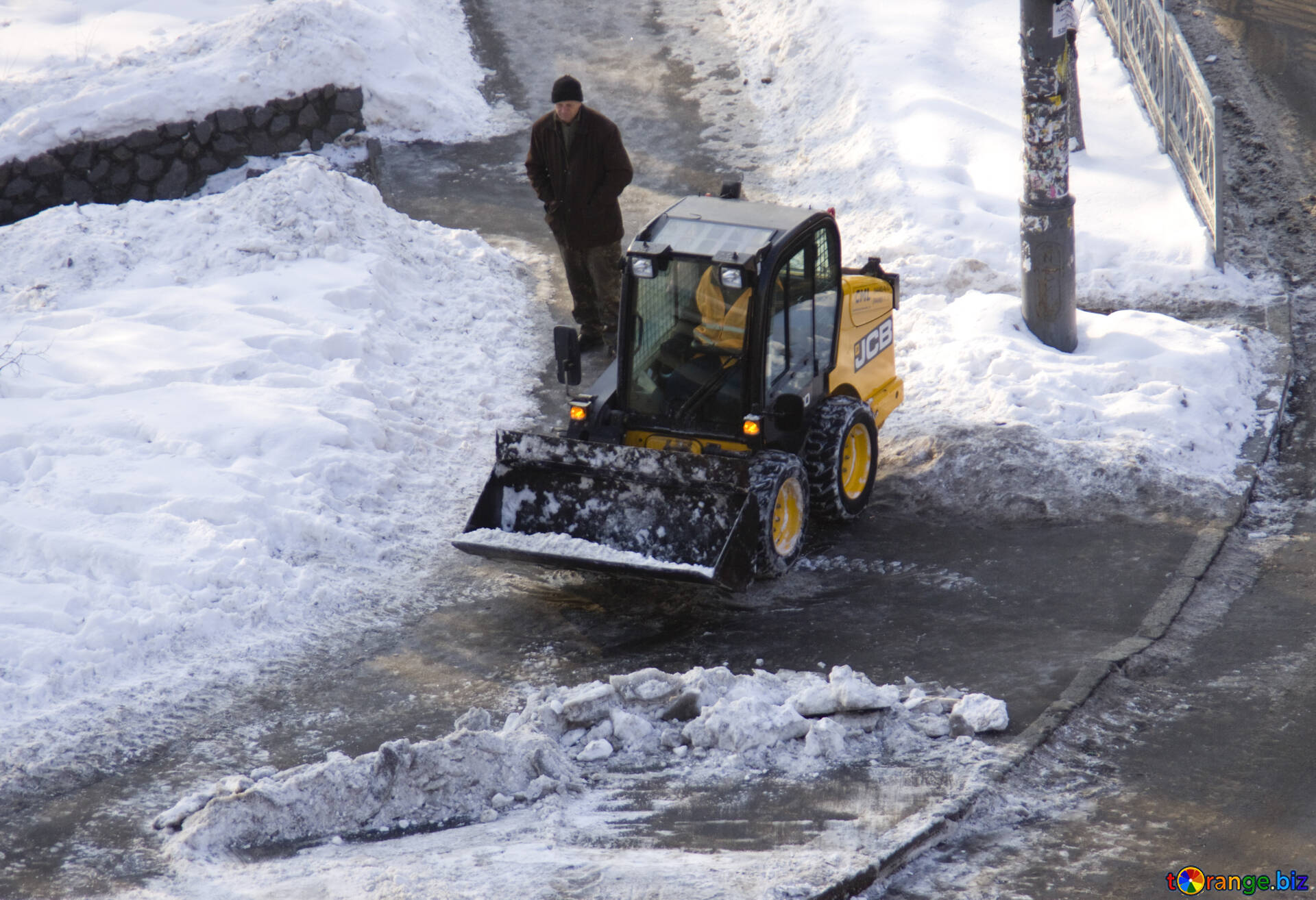 Машины для уборки тротуаров от снега
