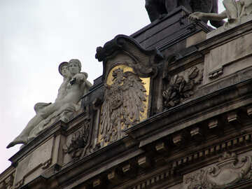 The figures on the roof №12020