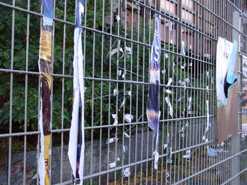 Überreste von anzeigen auf den Zaun №12149