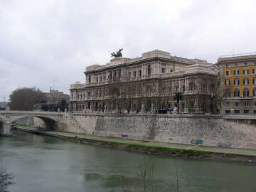 Building on the bank of the Tiber №12351