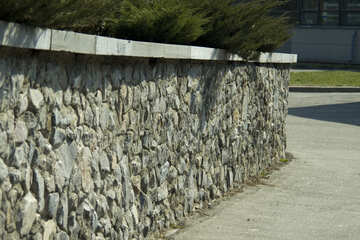 Um muro de arrimo de pedra №12770