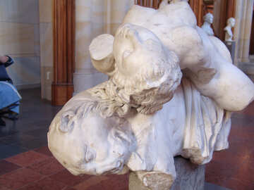 Die Überreste der Skulptur №12018