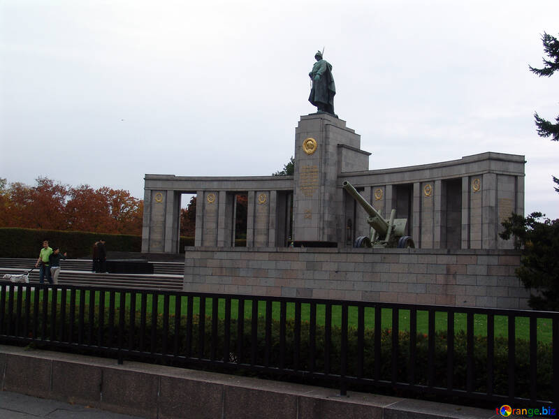 Скульптура радянського воїна в Берліні №12155