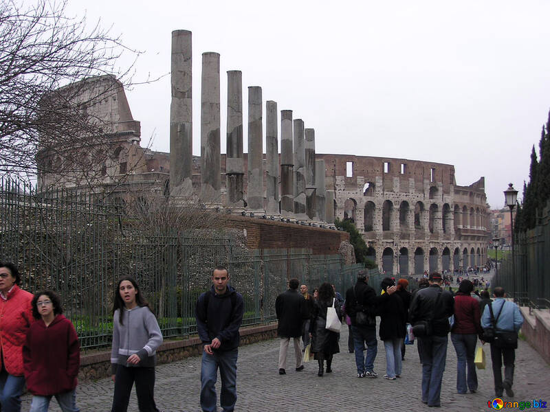 Turisti vicino al Colosseo №12596