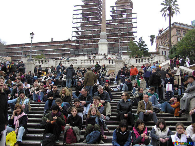 I turisti riposano seduti sulle scale №12467