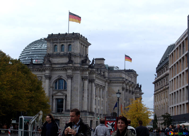 Німецькі прапори над будівлею №12073