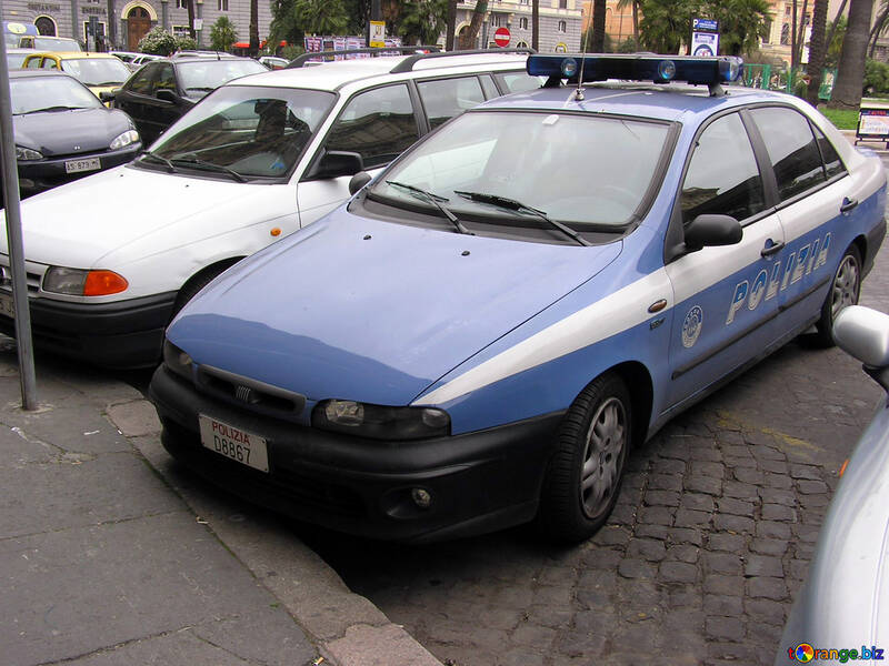 Una macchina della polizia №12321