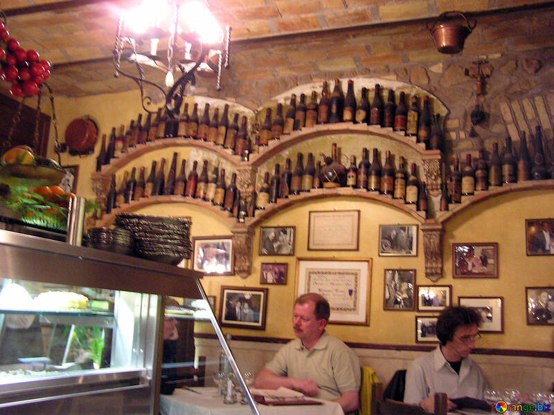Чоловіки в італійському барі №12595