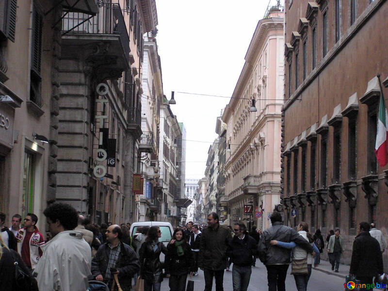Люди гуляють по римським вулицями №12532
