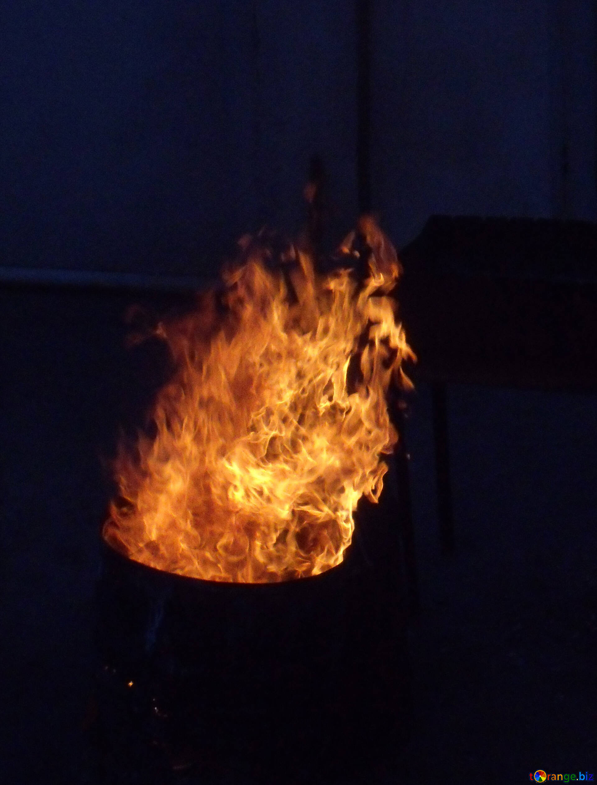 Le feu dans le baril photo stock. Image du incendiez - 70098140