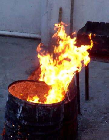 Le feu dans un baril image stock. Image du fond, incendie - 93830003