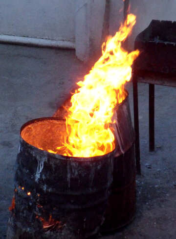 El fuego está quemando en barril №13549