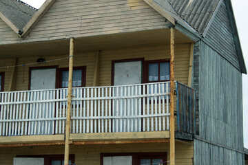 La textura del balcón de la casa de madera №13750