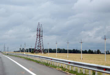 Linea di trasmissione elettrica sopra la strada №13319