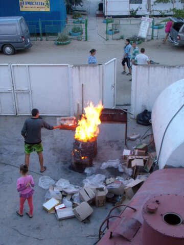 Bruciando immondizia nel cortile №13647