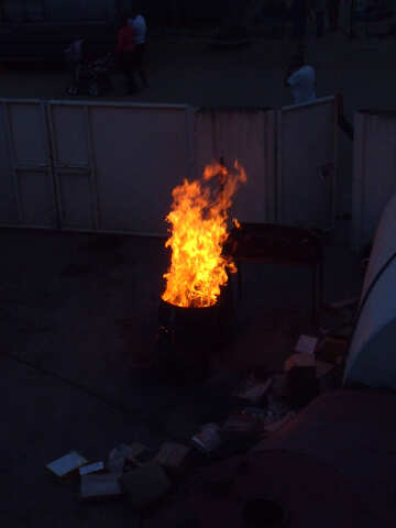 La quema de basura en barriles №13633