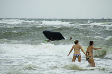 Die Menschen haben Angst der Wellen №13458