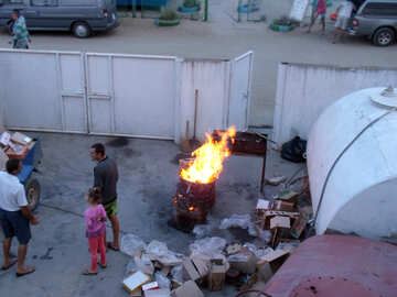 Persone bruciare spazzatura №13593